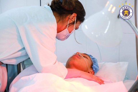 Phim chụp X-quang gãy chân gây sốc lan truyền trên mạng không phải của Hùng Dũng - Ảnh 1. Phim chụp X-quang gãy chân gây sốc lan truyền trên mạng không phải của Hùng Dũng - Ảnh 1.