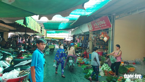 Tiểu thương phản ứng không chịu vào chợ mới, xã nói đâu ép ai dời - Ảnh 3. Tiểu thương phản ứng không chịu vào chợ mới, xã nói đâu ép ai dời - Ảnh 3.
