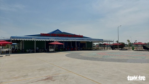 Tiểu thương phản ứng không chịu vào chợ mới, xã nói đâu ép ai dời - Ảnh 4. Tiểu thương phản ứng không chịu vào chợ mới, xã nói đâu ép ai dời - Ảnh 4.