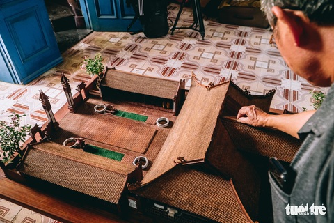 Độc đáo mô hình đình làng bằng gỗ gụ nhỏ nhất Việt Nam - Ảnh 3. Độc đáo mô hình đình làng bằng gỗ gụ nhỏ nhất Việt Nam - Ảnh 3.