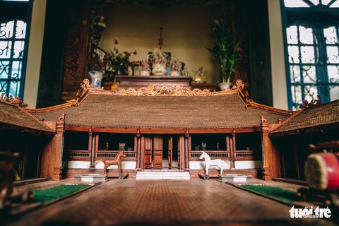 Độc đáo mô hình đình làng bằng gỗ gụ nhỏ nhất Việt Nam - Ảnh 6. Độc đáo mô hình đình làng bằng gỗ gụ nhỏ nhất Việt Nam - Ảnh 6.