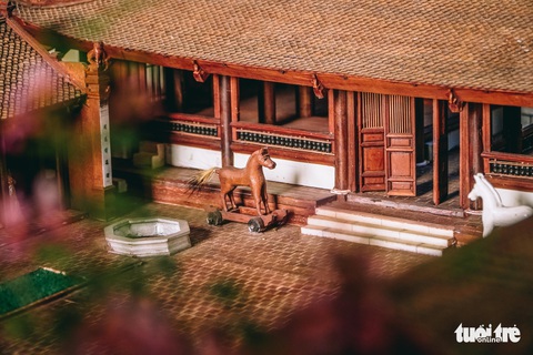 Độc đáo mô hình đình làng bằng gỗ gụ nhỏ nhất Việt Nam - Ảnh 8. Độc đáo mô hình đình làng bằng gỗ gụ nhỏ nhất Việt Nam - Ảnh 8.