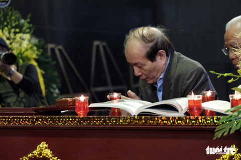 Đông đảo văn nhân, bạn đọc tiễn đưa nhà văn Nguyễn Huy Thiệp - Ảnh 12. Đông đảo văn nhân, bạn đọc tiễn đưa nhà văn Nguyễn Huy Thiệp - Ảnh 12.