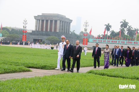 Đại biểu viếng Chủ tịch Hồ Chí Minh trước khai mạc kỳ họp cuối Quốc hội khóa XIV - Ảnh 1. Đại biểu viếng Chủ tịch Hồ Chí Minh trước khai mạc kỳ họp cuối Quốc hội khóa XIV - Ảnh 1.