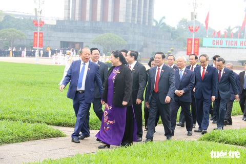 Đại biểu viếng Chủ tịch Hồ Chí Minh trước khai mạc kỳ họp cuối Quốc hội khóa XIV - Ảnh 2. Đại biểu viếng Chủ tịch Hồ Chí Minh trước khai mạc kỳ họp cuối Quốc hội khóa XIV - Ảnh 2.