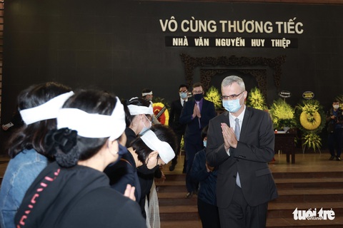 Đông đảo văn nhân, bạn đọc tiễn đưa nhà văn Nguyễn Huy Thiệp - Ảnh 5. Đông đảo văn nhân, bạn đọc tiễn đưa nhà văn Nguyễn Huy Thiệp - Ảnh 5.