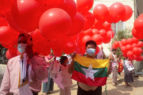 Quân đội Myanmar thả 15 xe buýt chật ních với hàng trăm người biểu tình? - Ảnh 1. Quân đội Myanmar thả 15 xe buýt chật ních với hàng trăm người biểu tình? - Ảnh 1.