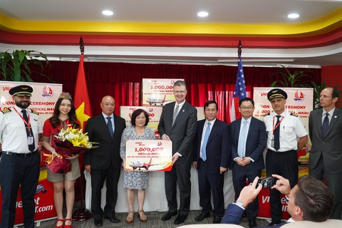 Khẩu trang Việt Nam gửi tặng đã được trao tận tay người dân Mỹ và châu Âu thế nào? - Ảnh 2. Khẩu trang Việt Nam gửi tặng đã được trao tận tay người dân Mỹ và châu Âu thế nào? - Ảnh 2.