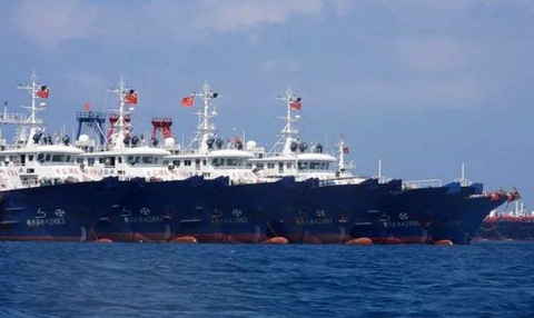 Cận cảnh đội hình tàu Trung Quốc tại Đá Ba Đầu - Ảnh 6. Cận cảnh đội hình tàu Trung Quốc tại Đá Ba Đầu - Ảnh 6.