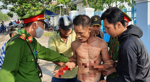 Khống chế người đàn ông vừa ra tù ‘ngáo đá’ cầm dao tự cắt tay, cổ mình - Ảnh 1. Khống chế người đàn ông vừa ra tù ‘ngáo đá’ cầm dao tự cắt tay, cổ mình - Ảnh 1.