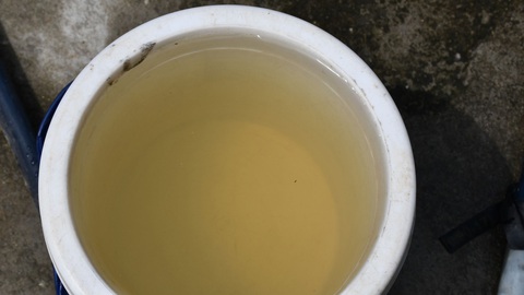 Nước giếng nhuộm vàng, người dân hoang mang - Ảnh 1. Nước giếng nhuộm vàng, người dân hoang mang - Ảnh 1.