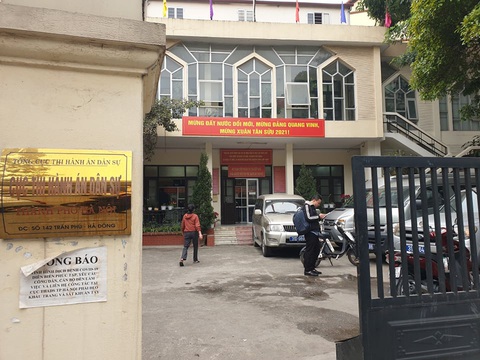 20 giáo viên, phụ huynh phá tài sản, hành hung cán bộ Cục Thi hành án dân sự Hà Nội? - Ảnh 1. 20 giáo viên, phụ huynh phá tài sản, hành hung cán bộ Cục Thi hành án dân sự Hà Nội? - Ảnh 1.