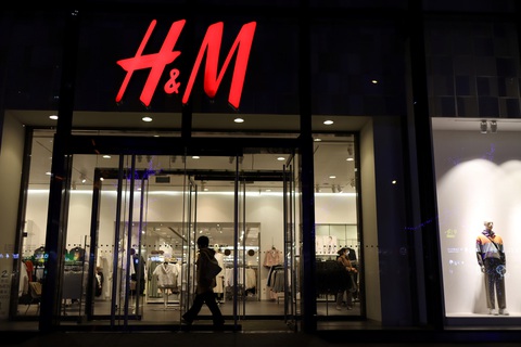 H&M bị dân Trung Quốc tẩy chay vì ngừng mua bông vải Tân Cương - Ảnh 2. H&M bị dân Trung Quốc tẩy chay vì ngừng mua bông vải Tân Cương - Ảnh 2.