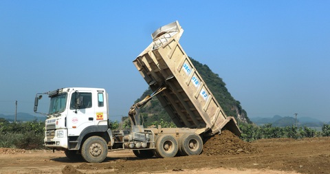 Đất nước 3/4 là đồi núi nhưng thiếu đất làm đường cao tốc - Ảnh 1. Đất nước 3/4 là đồi núi nhưng thiếu đất làm đường cao tốc - Ảnh 1.