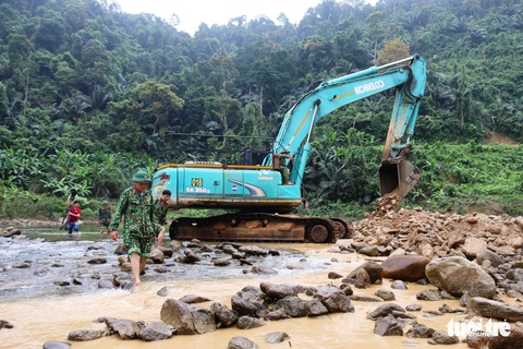 Quân đội, công an tiếp tục tìm kiếm 11 công nhân mất tích tại thủy điện Rào Trăng 3 - Ảnh 1. Quân đội, công an tiếp tục tìm kiếm 11 công nhân mất tích tại thủy điện Rào Trăng 3 - Ảnh 1.