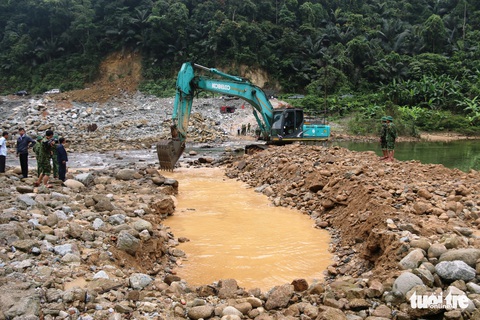 Quân đội, công an tiếp tục tìm kiếm 11 công nhân mất tích tại thủy điện Rào Trăng 3 - Ảnh 7. Quân đội, công an tiếp tục tìm kiếm 11 công nhân mất tích tại thủy điện Rào Trăng 3 - Ảnh 7.