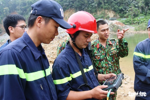 Quân đội, công an tiếp tục tìm kiếm 11 công nhân mất tích tại thủy điện Rào Trăng 3 - Ảnh 4. Quân đội, công an tiếp tục tìm kiếm 11 công nhân mất tích tại thủy điện Rào Trăng 3 - Ảnh 4.
