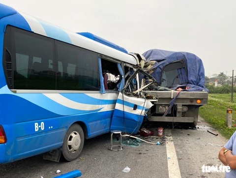 Khởi tố tài xế xe chở đoàn đi lễ gây tai nạn làm 3 người chết - Ảnh 1. Khởi tố tài xế xe chở đoàn đi lễ gây tai nạn làm 3 người chết - Ảnh 1.