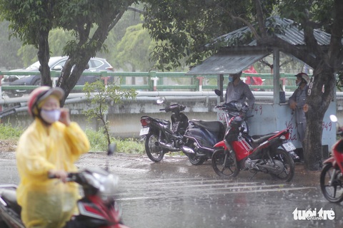Mưa trái mùa xuất hiện nhiều nơi tại TP.HCM - Ảnh 2. Mưa trái mùa xuất hiện nhiều nơi tại TP.HCM - Ảnh 2.