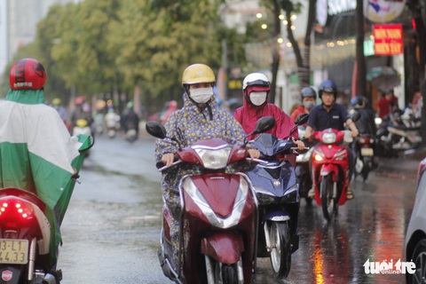 Mưa trái mùa xuất hiện nhiều nơi tại TP.HCM - Ảnh 3. Mưa trái mùa xuất hiện nhiều nơi tại TP.HCM - Ảnh 3.