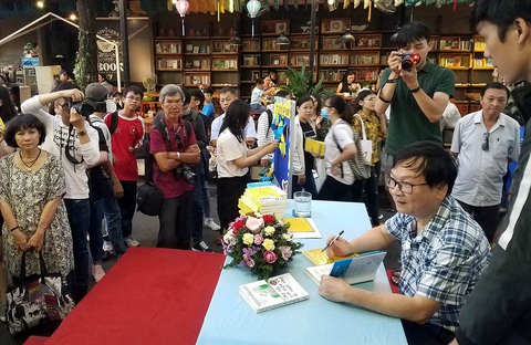 Và cuộc đời vẫn cần người làm sách - Ảnh 1. Và cuộc đời vẫn cần người làm sách - Ảnh 1.