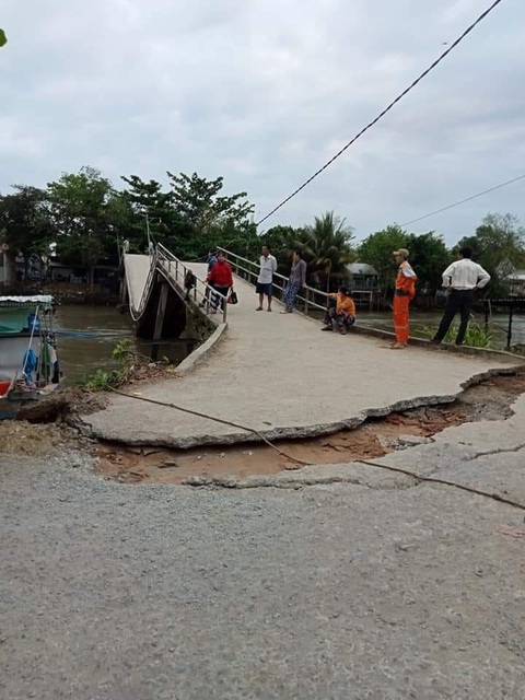 Ghe chở lúa hàng chục tấn “tông” sập cầu Phong Hòa - Ảnh 3. Ghe chở lúa hàng chục tấn “tông” sập cầu Phong Hòa - Ảnh 3.