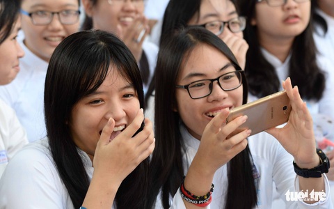 Cấm học sinh dùng điện thoại trong lớp: Không hợp thực tiễn, kiến nghị sửa đổi - Ảnh 1. Cấm học sinh dùng điện thoại trong lớp: Không hợp thực tiễn, kiến nghị sửa đổi - Ảnh 1.