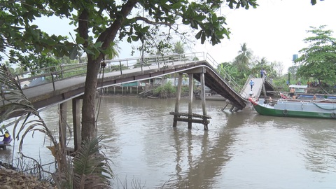 Ghe chở lúa hàng chục tấn “tông” sập cầu Phong Hòa - Ảnh 1. Ghe chở lúa hàng chục tấn “tông” sập cầu Phong Hòa - Ảnh 1.