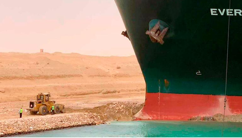 Tàu hàng chặn ngang kênh đào Suez, chủ tàu có thể phải đền hàng triệu đô - Ảnh 3. Tàu hàng chặn ngang kênh đào Suez, chủ tàu có thể phải đền hàng triệu đô - Ảnh 3.