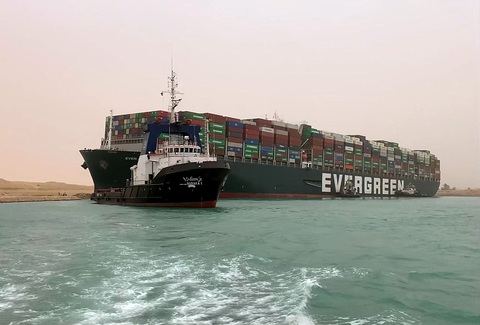 Tàu hàng chặn ngang kênh đào Suez, chủ tàu có thể phải đền hàng triệu đô - Ảnh 1. Tàu hàng chặn ngang kênh đào Suez, chủ tàu có thể phải đền hàng triệu đô - Ảnh 1.