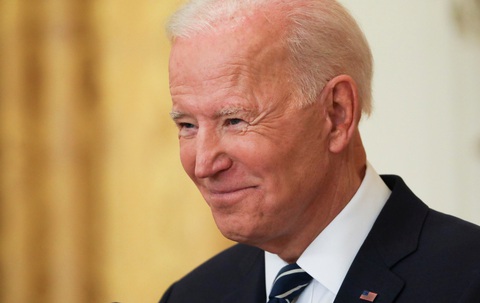 Ông Biden tăng gấp đôi mục tiêu tiêm vắc xin - Ảnh 1. Ông Biden tăng gấp đôi mục tiêu tiêm vắc xin - Ảnh 1.