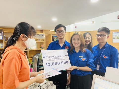 Sinh viên tổ chức nhiều hoạt động gây quỹ để Cùng Tuổi Trẻ góp vắc xin COVID-19 - Ảnh 2. Sinh viên tổ chức nhiều hoạt động gây quỹ để Cùng Tuổi Trẻ góp vắc xin COVID-19 - Ảnh 2.