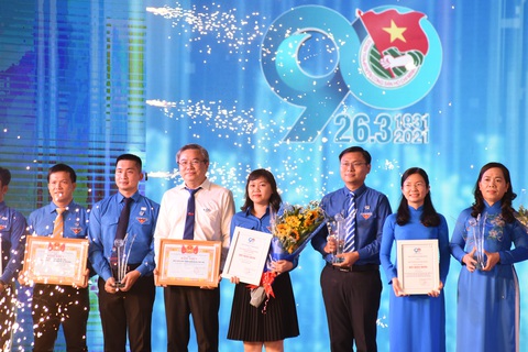 Trao tặng giải thưởng Hồ Hảo Hớn cho các mô hình, giải pháp hay tại buổi lễ - Ảnh: DUYÊN PHAN Trao tặng giải thưởng Hồ Hảo Hớn cho các mô hình, giải pháp hay tại buổi lễ - Ảnh: DUYÊN PHAN