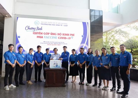 Trường ĐH Kinh tế - luật trao 50 triệu đồng ‘Cùng Tuổi Trẻ góp vắc xin COVID-19’ - Ảnh 1. Trường ĐH Kinh tế - luật trao 50 triệu đồng ‘Cùng Tuổi Trẻ góp vắc xin COVID-19’ - Ảnh 1.