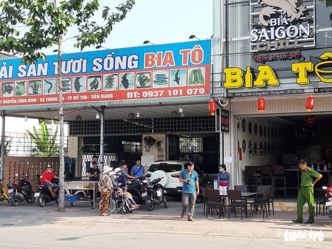 Người đàn ông bị chém tổn thương cột sống, liệt 2 chân tại quán nhậu - Ảnh 1. Người đàn ông bị chém tổn thương cột sống, liệt 2 chân tại quán nhậu - Ảnh 1.