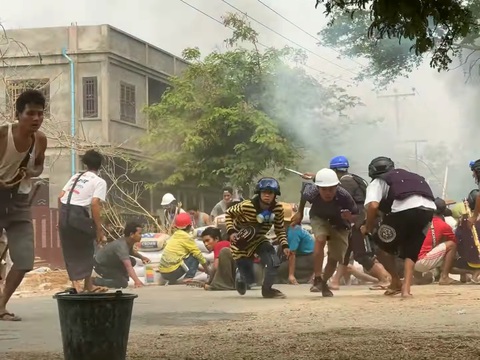 Truyền hình Myanmar: Người biểu tình coi chừng bị bắn vào đầu - Ảnh 1. Truyền hình Myanmar: Người biểu tình coi chừng bị bắn vào đầu - Ảnh 1.