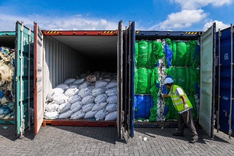 Malaysia hoàn trả container rác thải nhựa được vận chuyển từ Mỹ - Ảnh 1. Malaysia hoàn trả container rác thải nhựa được vận chuyển từ Mỹ - Ảnh 1.