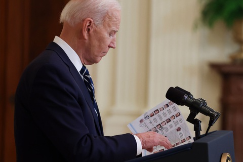 Truyền thông Mỹ đăng ảnh ông Biden cầm giấy ghi chú trong họp báo - Ảnh 1. Truyền thông Mỹ đăng ảnh ông Biden cầm giấy ghi chú trong họp báo - Ảnh 1.