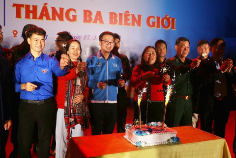 16 tỉ đồng trao cho bộ đội, bà con vùng cao trong Tháng ba biên giới - Ảnh 1. 16 tỉ đồng trao cho bộ đội, bà con vùng cao trong Tháng ba biên giới - Ảnh 1.