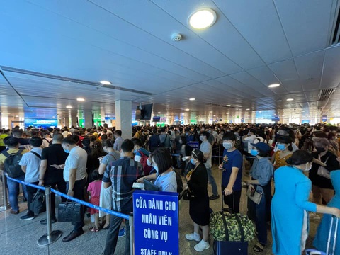 Sân bay Tân Sơn Nhất đông nghẹt, khách xếp hàng suýt lỡ chuyến - Ảnh 3. Sân bay Tân Sơn Nhất đông nghẹt, khách xếp hàng suýt lỡ chuyến - Ảnh 3.