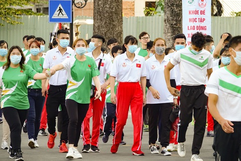Lực sĩ khuyết tật Lê Văn Công chạy bộ hưởng ứng Ngày chạy Olympic vì sức khỏe toàn dân - Ảnh 3. Lực sĩ khuyết tật Lê Văn Công chạy bộ hưởng ứng Ngày chạy Olympic vì sức khỏe toàn dân - Ảnh 3.