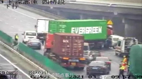 Dân mạng Trung Quốc sốt vì xe container Evergreen mắc kẹt trên cao tốc - Ảnh 2. Dân mạng Trung Quốc sốt vì xe container Evergreen mắc kẹt trên cao tốc - Ảnh 2.
