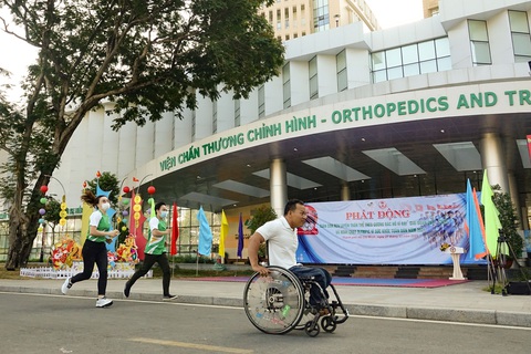 Lực sĩ khuyết tật Lê Văn Công chạy bộ hưởng ứng Ngày chạy Olympic vì sức khỏe toàn dân - Ảnh 1. Lực sĩ khuyết tật Lê Văn Công chạy bộ hưởng ứng Ngày chạy Olympic vì sức khỏe toàn dân - Ảnh 1.