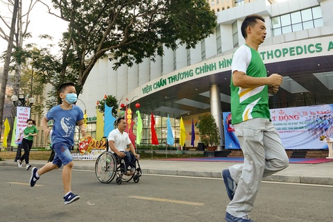 Lực sĩ khuyết tật Lê Văn Công chạy bộ hưởng ứng Ngày chạy Olympic vì sức khỏe toàn dân - Ảnh 5. Lực sĩ khuyết tật Lê Văn Công chạy bộ hưởng ứng Ngày chạy Olympic vì sức khỏe toàn dân - Ảnh 5.