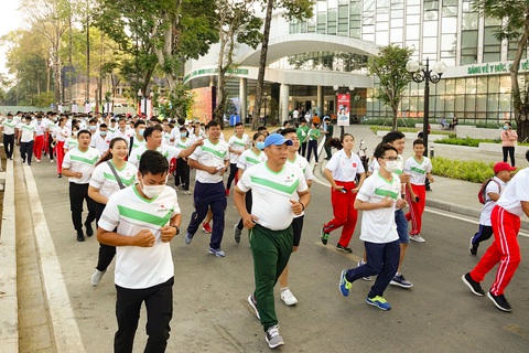 Lực sĩ khuyết tật Lê Văn Công chạy bộ hưởng ứng Ngày chạy Olympic vì sức khỏe toàn dân - Ảnh 2. Lực sĩ khuyết tật Lê Văn Công chạy bộ hưởng ứng Ngày chạy Olympic vì sức khỏe toàn dân - Ảnh 2.