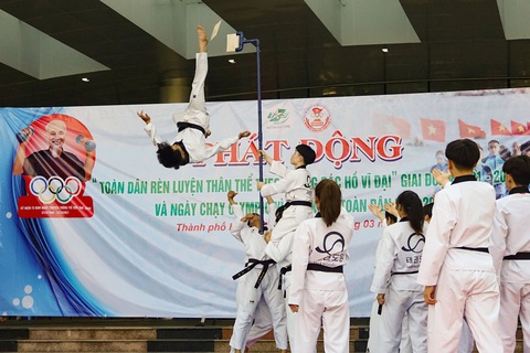 Lực sĩ khuyết tật Lê Văn Công chạy bộ hưởng ứng Ngày chạy Olympic vì sức khỏe toàn dân - Ảnh 7. Lực sĩ khuyết tật Lê Văn Công chạy bộ hưởng ứng Ngày chạy Olympic vì sức khỏe toàn dân - Ảnh 7.