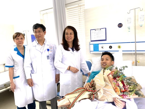 Cầu thủ Hùng Dũng xuất viện, 1 tháng sau tái khám, tập vật lý trị liệu - Ảnh 1. Cầu thủ Hùng Dũng xuất viện, 1 tháng sau tái khám, tập vật lý trị liệu - Ảnh 1.