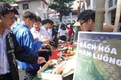 Học sinh bán nông sản, làm mô hình nhà chống lũ... lấy điểm kiểm tra định kỳ - Ảnh 1. Học sinh bán nông sản, làm mô hình nhà chống lũ... lấy điểm kiểm tra định kỳ - Ảnh 1.