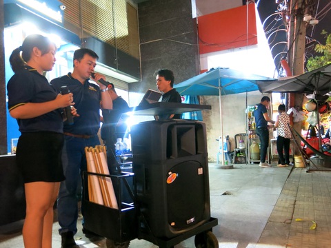 Karaoke, loa bán hàng ầm ĩ: Chính quyền quá hiền, còn nể nang nhau - Ảnh 1. Karaoke, loa bán hàng ầm ĩ: Chính quyền quá hiền, còn nể nang nhau - Ảnh 1.
