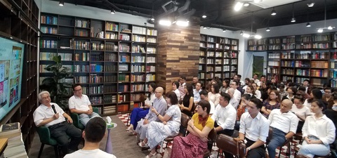 Thư Hiên dịch trường: Không gian dịch thuật tâm đắc của dịch giả Bùi Văn Nam Sơn - Ảnh 1. Thư Hiên dịch trường: Không gian dịch thuật tâm đắc của dịch giả Bùi Văn Nam Sơn - Ảnh 1.